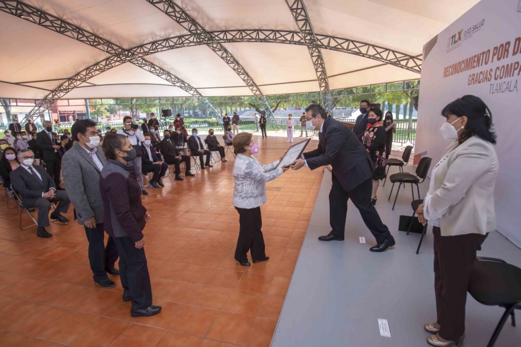 Desde Tlaxcala: Marco Mena otorga reconocimientos y agradece el trabajo y la entrega del personal de Salud