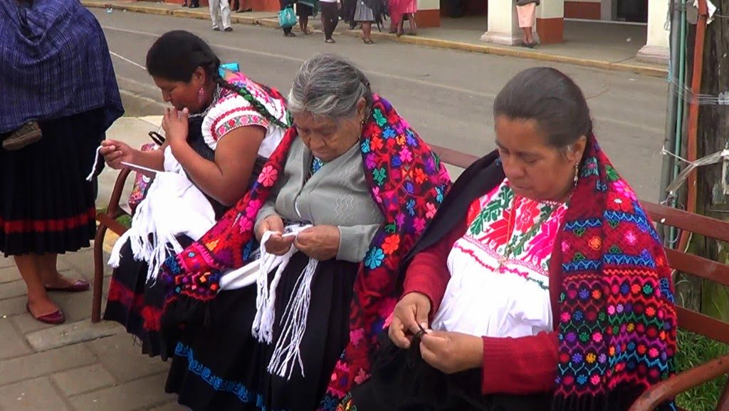 Pide Josefina García que los bordados de Hueyapan sean declarados Patrimonio Cultural Intangible