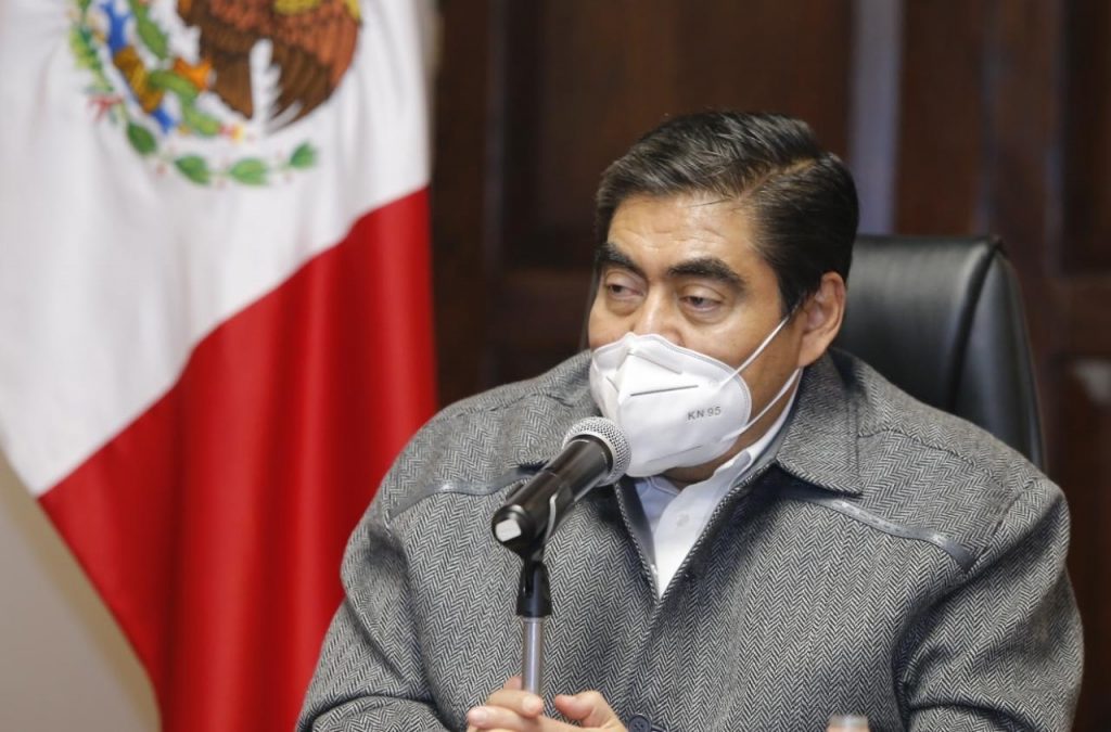 Gobernador Barbosa accedió a extender el horario de los centros comerciales