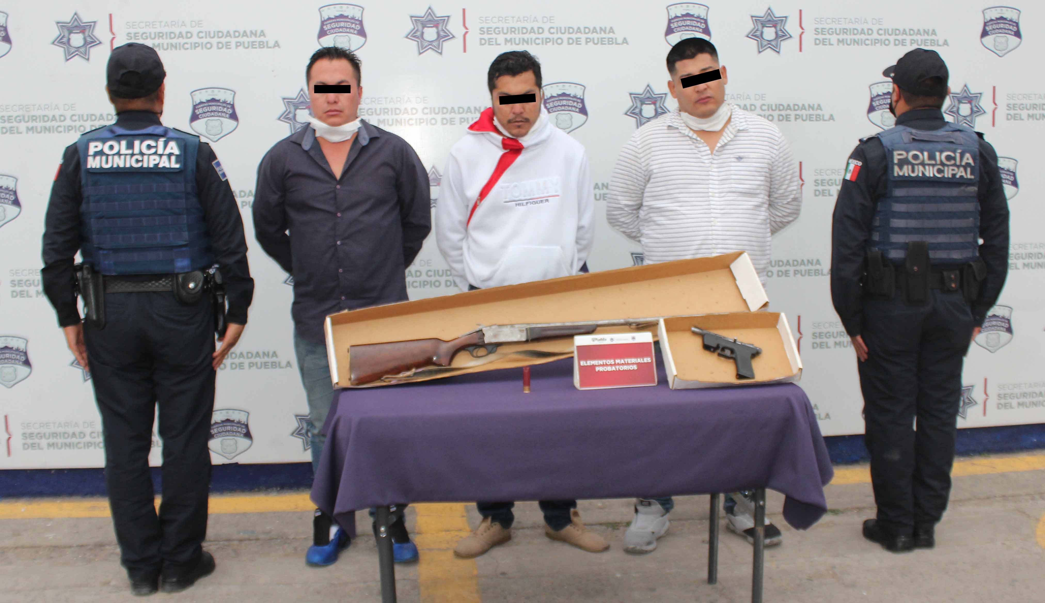 Mediante persecución, detuvo Policía Municipal de Puebla a tres hombres por robo de vehículo