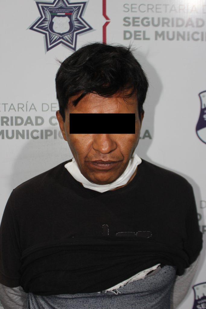 En combate frontal a la venta y distribución de narcóticos, aseguró Policía Municipal de Puebla más de 50 dosis de posible droga y detuvo a seis personas.