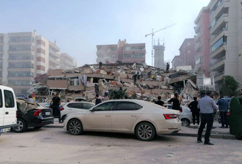 Tsunami devasta costa de Turquía tras el terremoto de 6.9 de este viernes