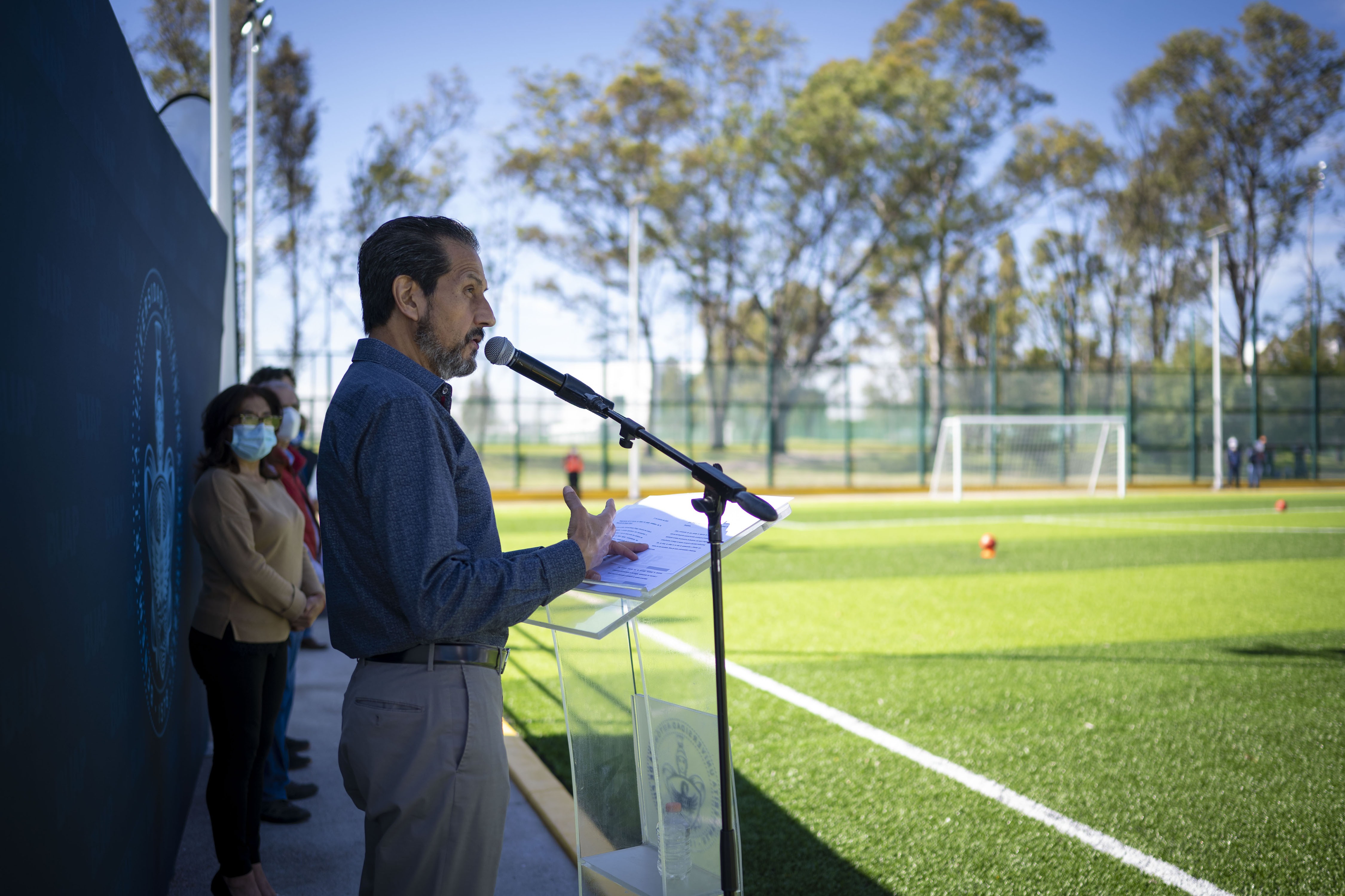 Inaugura Rector Alfonso Esparza cancha de fútbol 7 del Complejo Deportivo Universitario y de Alto Rendimiento de la BUAP