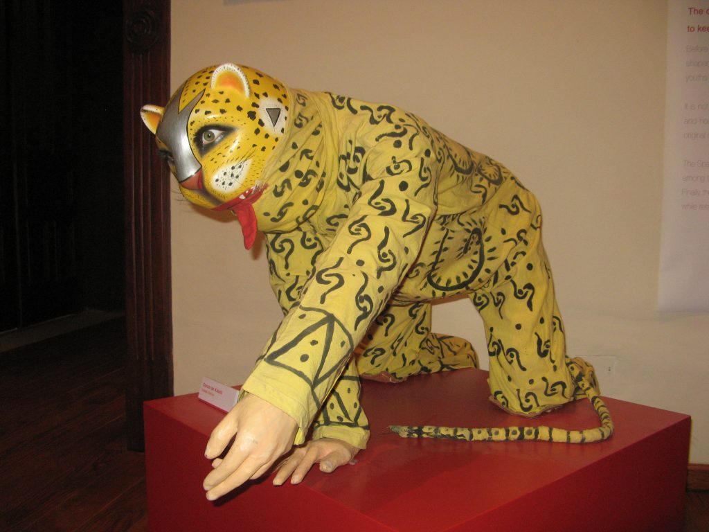 Máscara e indumentaria de la Danza de Calala