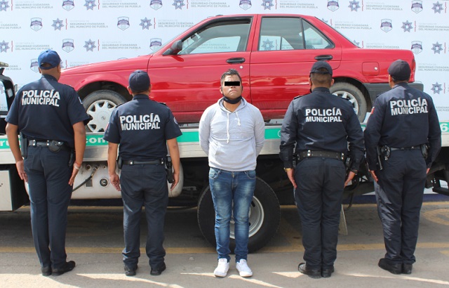 Mediante persecución, detuvo policía municipal de Puebla a hombre por robo de vehículo
