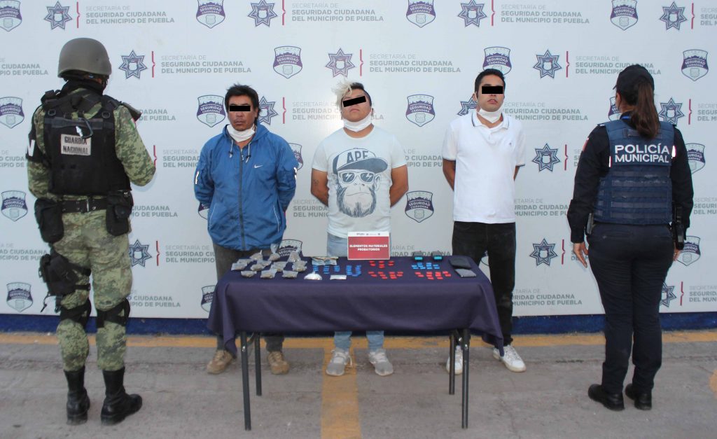Detuvieron Guardia Nacional y SSC de Puebla a tres hombres en posesión de posible droga valuada en 70 mil pesos.