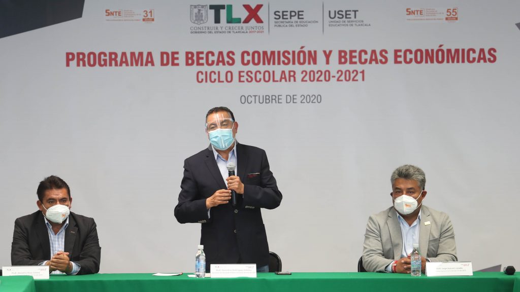 Entregan SEPE-USET y SNTE Becas Comisión y Becas Económicas