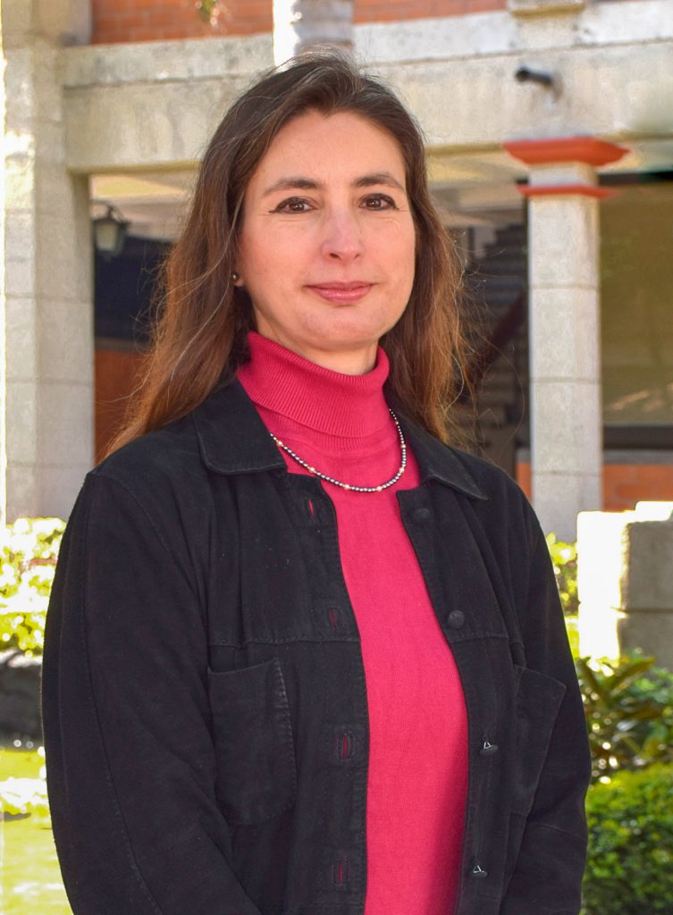 Académica UDLAP presenta libro sobre recuento histórico de los posgrados en Educación en Puebla