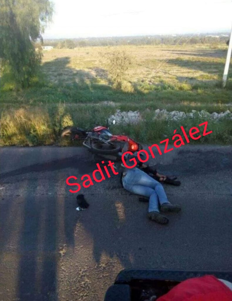 Muere motociclista atropellado en la carretera Colorado-Tepexi