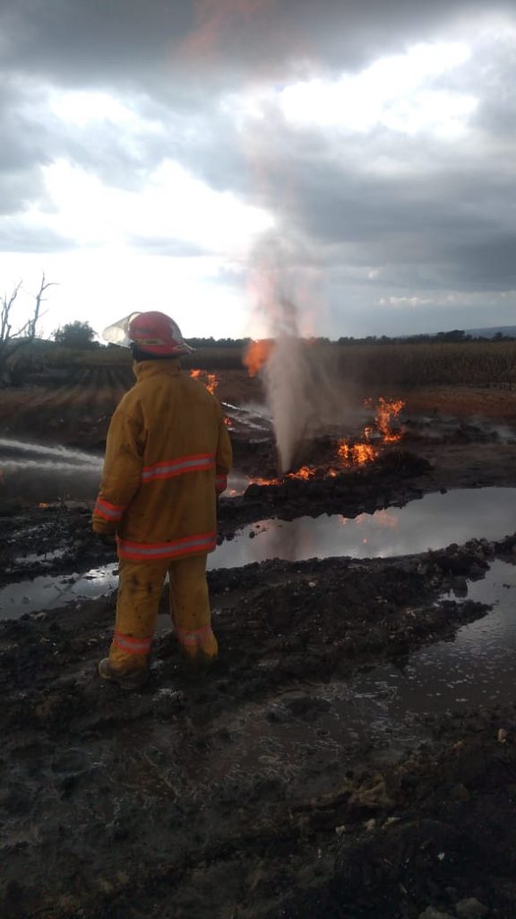 Protección Civil estatal y Pemex siguen apagando la toma clandestina en Hueyapan
