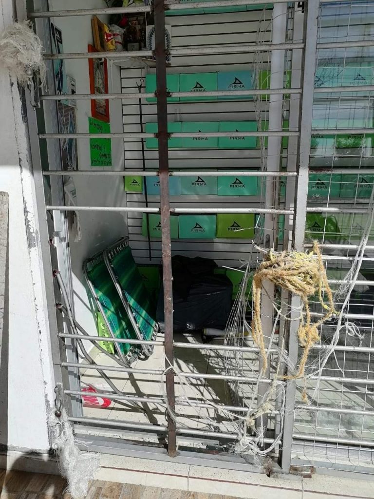 Saquean tienda deportiva ¡en pleno centro de Acajete!