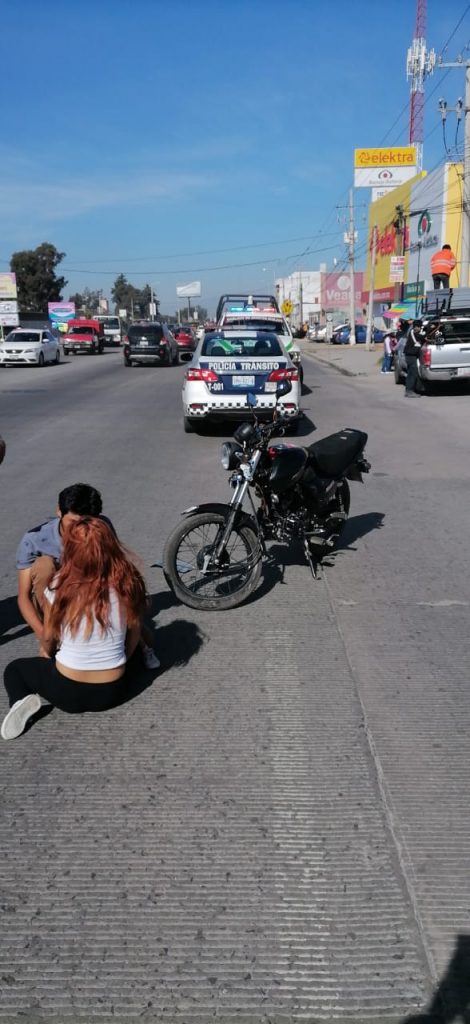 Papá, mamá e hija de 3 años sufren accidente en motocicleta en Coppel Amozoc