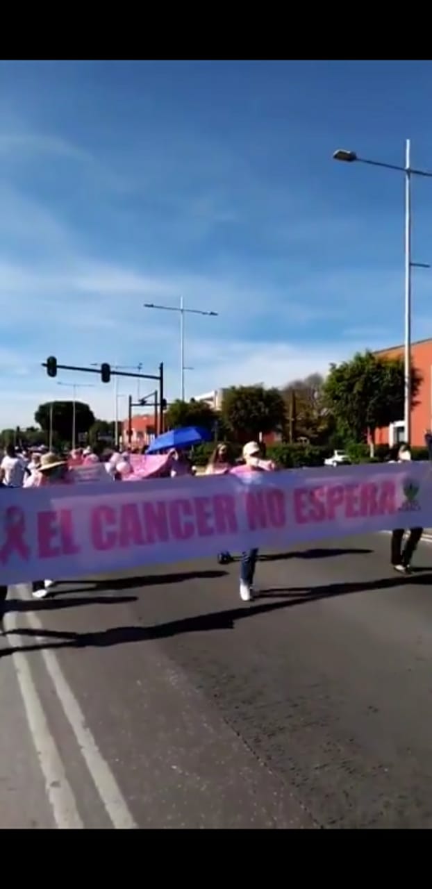 Fotonota: Mujeres con cáncer de mama marchan en Puebla capital para exigir medicinas