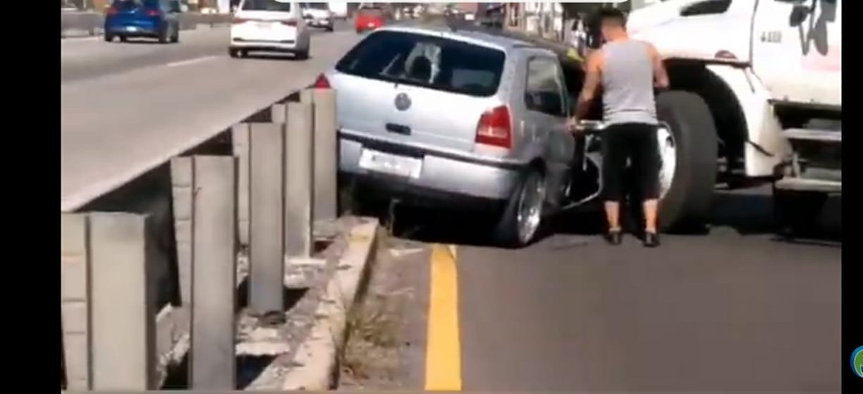 Video desde Puebla: Camión de Bonafont se involucra en accidente en el periférico