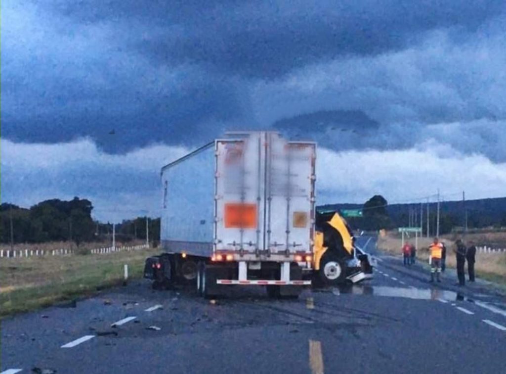 Tráiler aplasta un auto y mata a matrimonio con dos hijos pequeños en la Amozoc-Perote