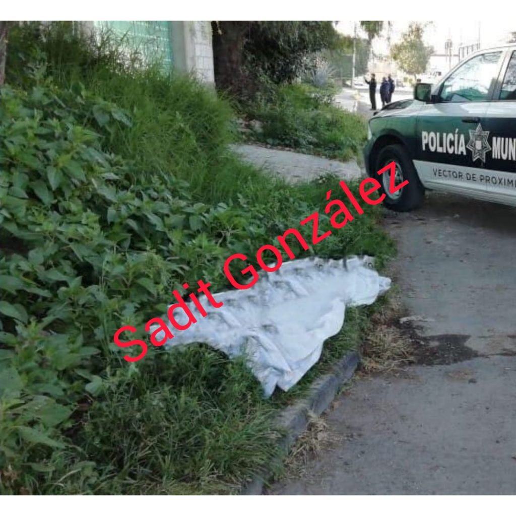 Tiran cadáver amarrado de manos en la colonia Independencia Caleras