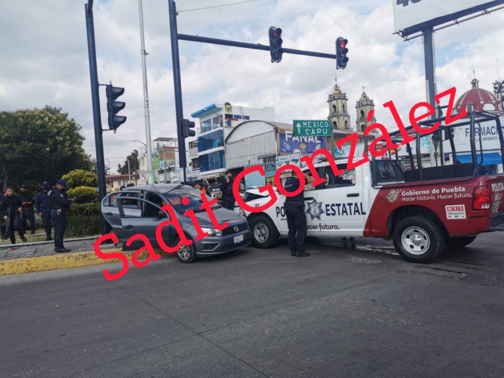 Choca patrulla estatal contra dos vehículos en la China Poblana