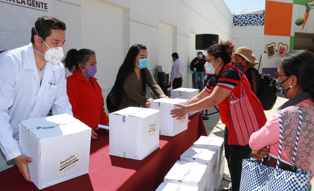 Agradecen al SEDIF familias de pacientes del HNP por recibir paquetes alimentarios