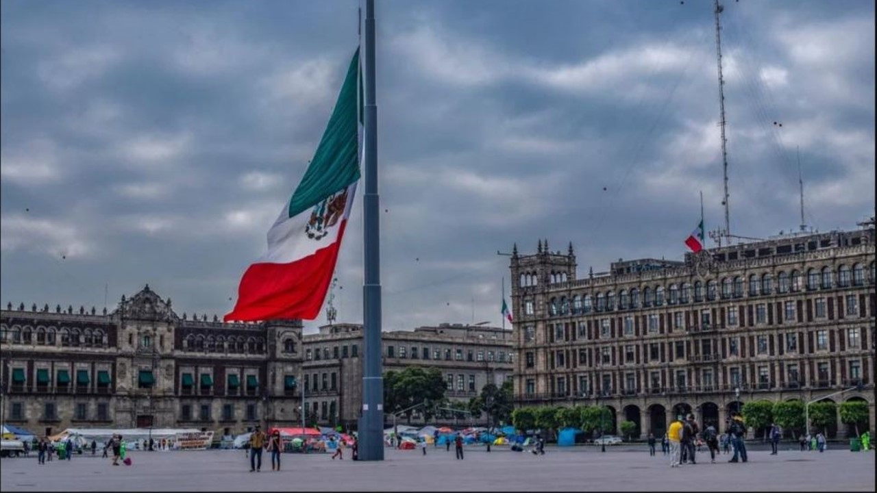 López Obrador declara tres días de luto nacional por la muerte de más de 90.000 mexicanos por la COVID-19
