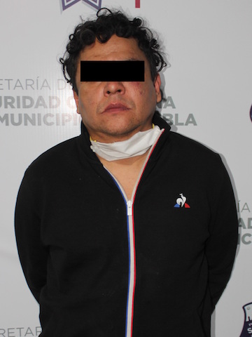 Mediante persecución, detuvo policía municipal de Puebla a hombre por portación ilegal de arma de fuego