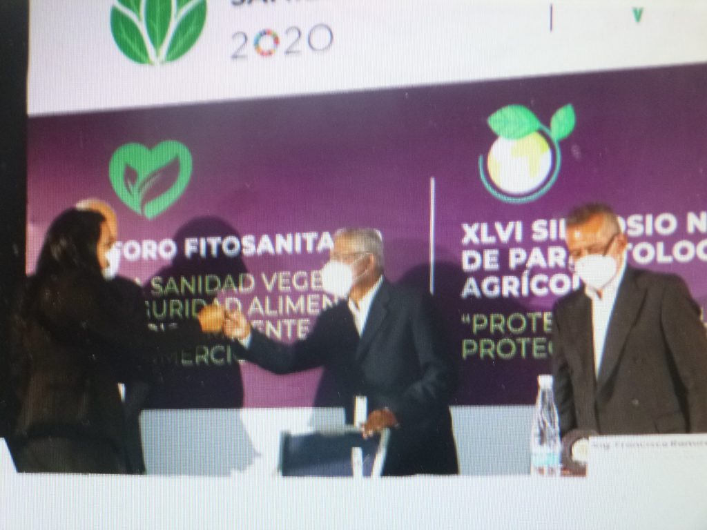 La titular de la Secretaría de Desarrollo Rural Ana Laura Altamirano recibió el Premio Nacional Anual de Parasitología Agrícola