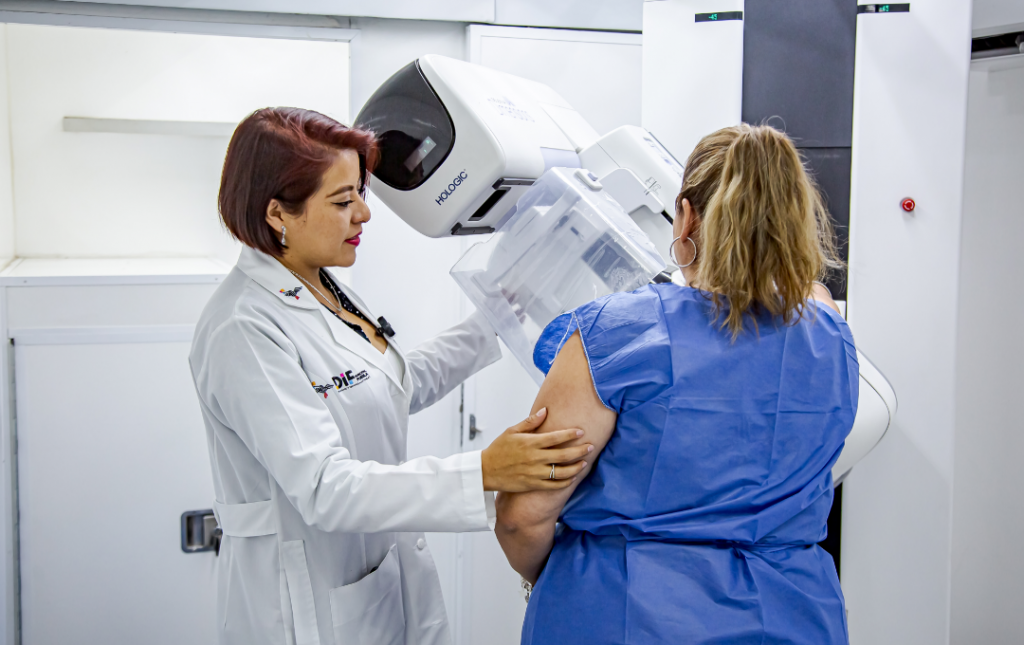 SMDIF brinda apoyo permanente para la detección de cáncer de mama en Puebla capital
