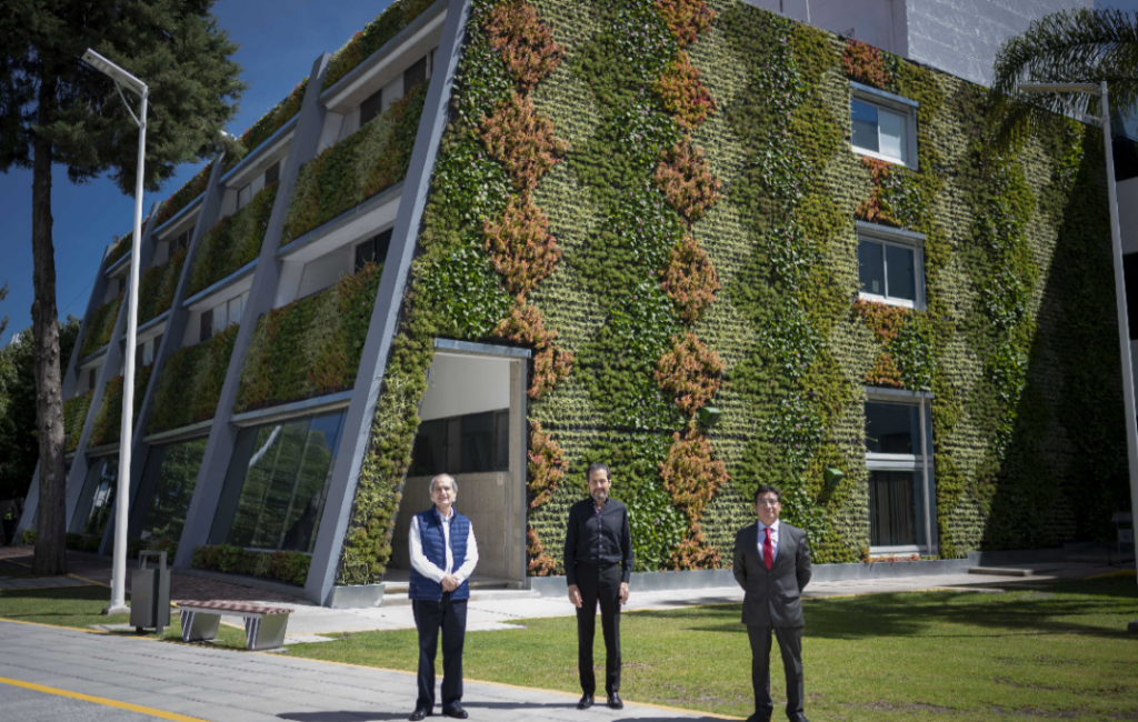 Inaugura Rector Alfonso Esparza Muro Verde en la Facultad de Ciencias Biológicas de la BUAP