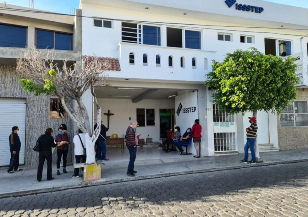 Realiza ISSSTEP jornada de salud visual en Tehuacán.