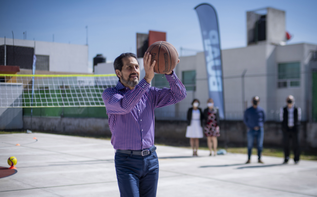 Rector Alfonso Esparza Ortiz inaugura cancha de usos múltiples del Bachillerato Internacional 5 de Mayo
