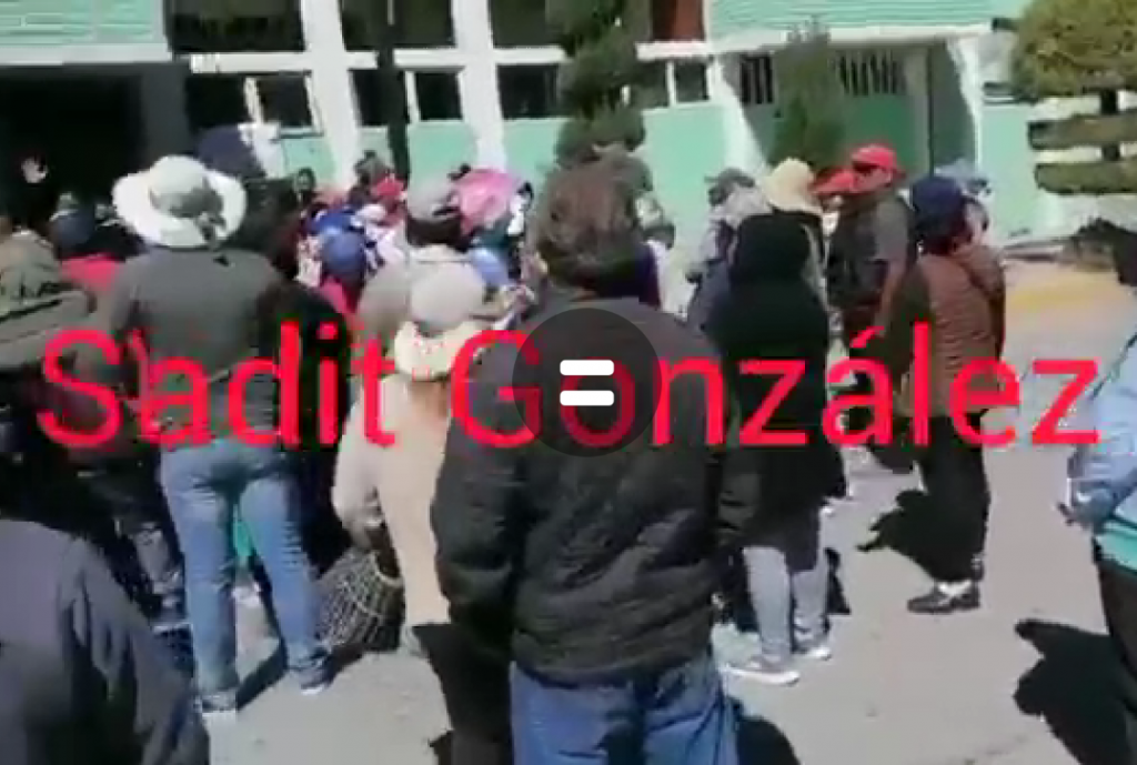 Pobladores de Ixtiyucan se manifiestan frente a la presidencia municipal de Nopalucan