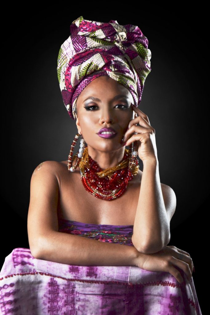 Alejandra Robles “La Morena”, además de ser una extraordinaria cantante, es compositora