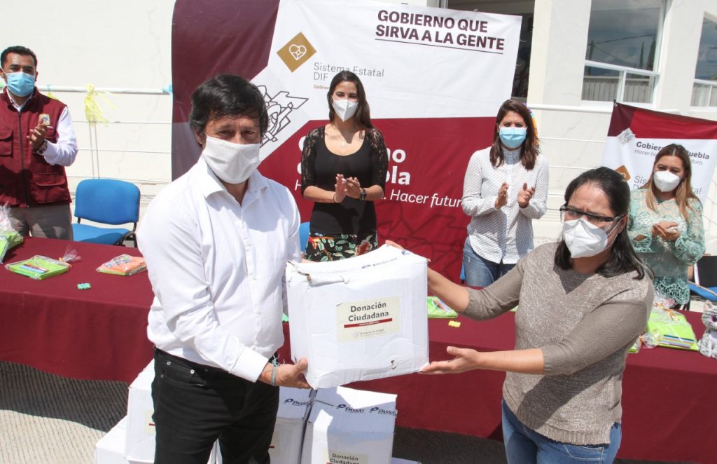 Entrega SEDIF paquetes alimentarios a personal de CAIC y Casa de la Niñez de Tehuacán