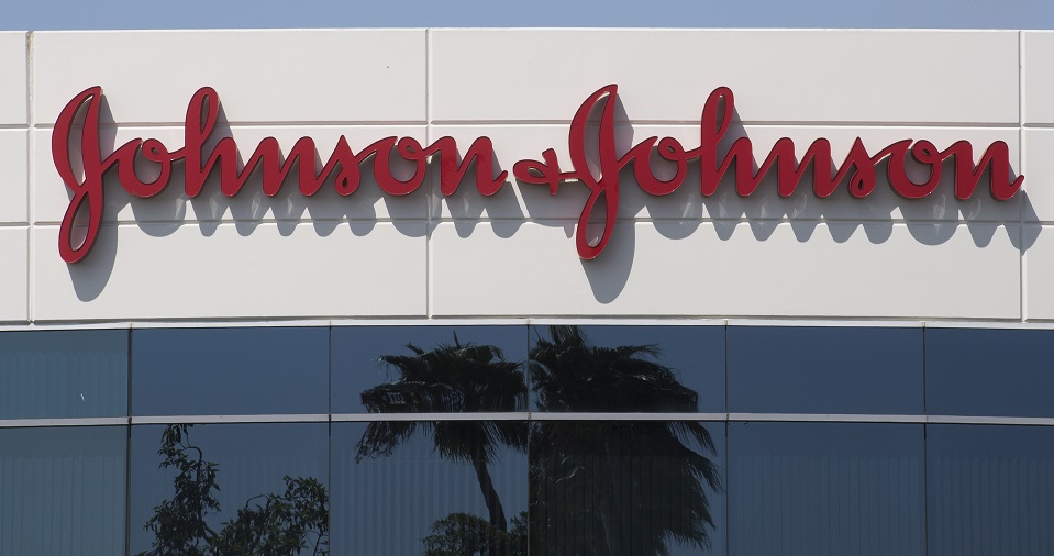 Johnson & Johnson suspende estudios de su vacuna contra la COVID-19