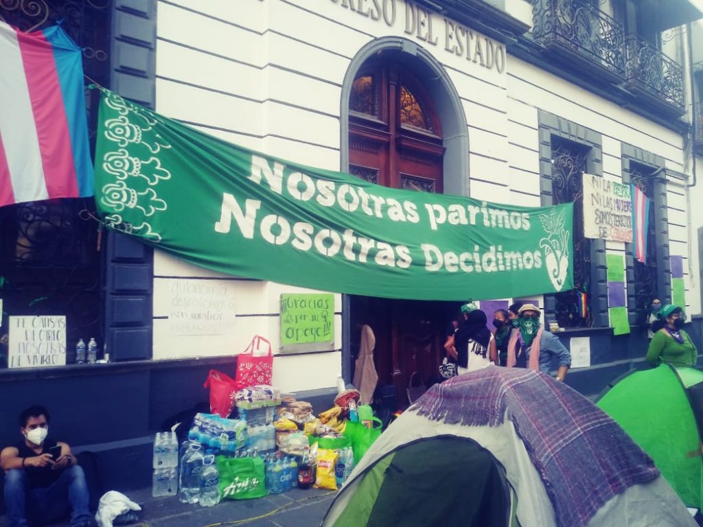 Buscan diputadas mantener el diálogo con feministas que mantienen tomado el Congreso de Puebla