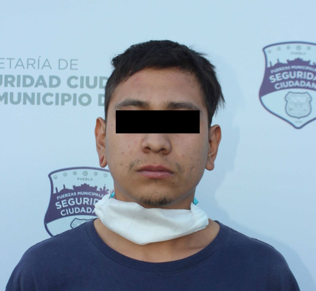 En la colonia Héroes de Puebla, policía municipal detiene a 2 por desvalijar un carro robado en Jalisco