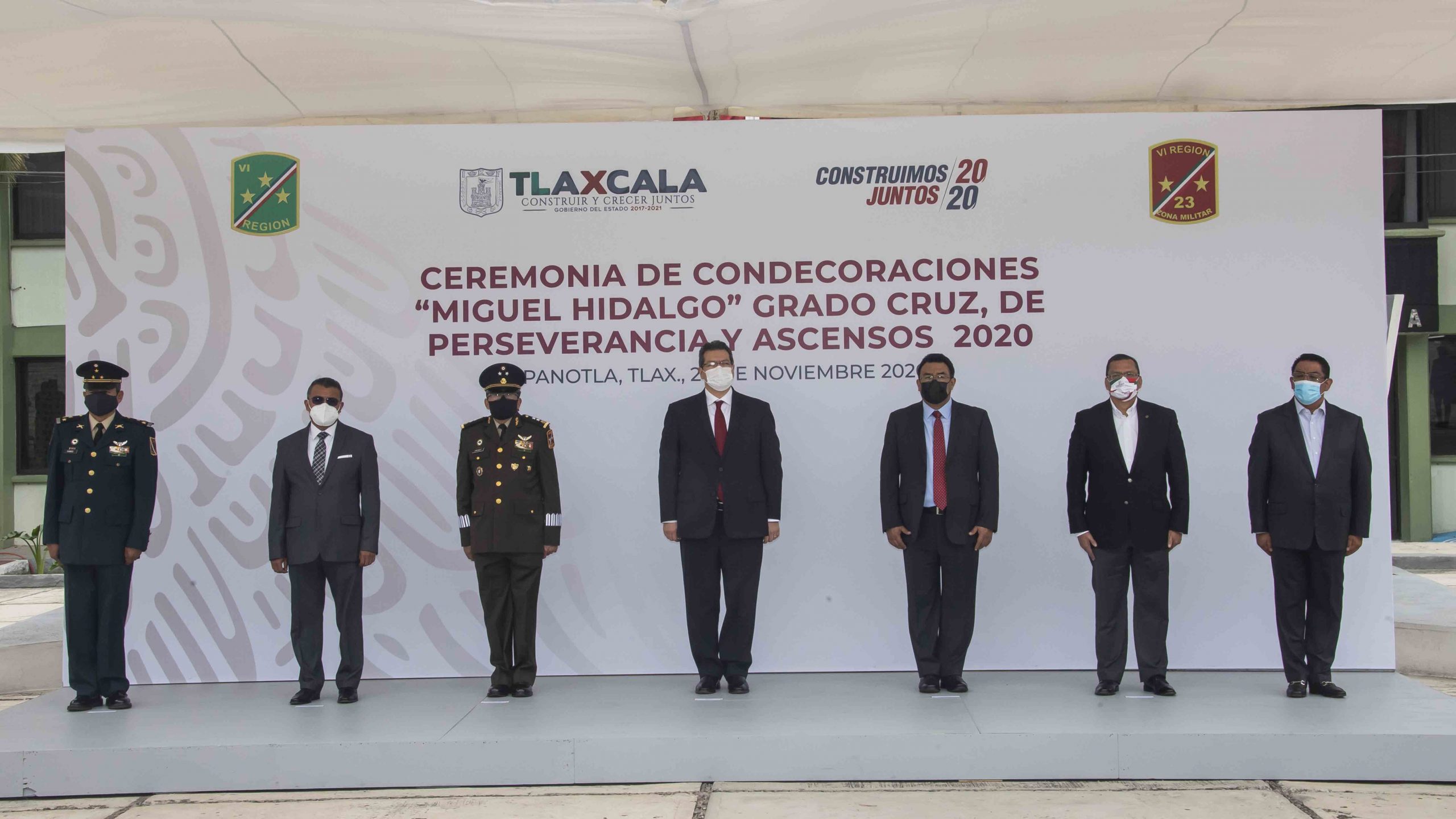 Marco Mena atestigua entrega de condecoración “Miguel Hidalgo” a personal médico de Tlaxcala.