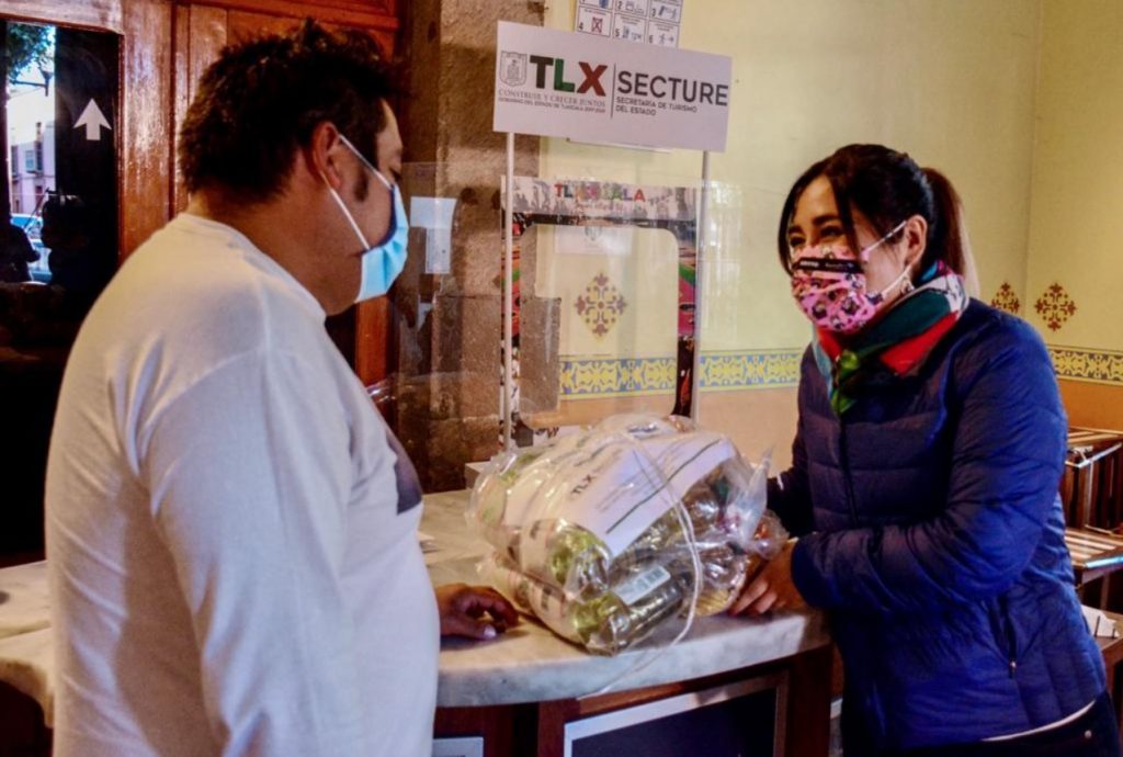 Entrega Secture 260 despensas a artesanos y personal de apoyo del sector turístico.