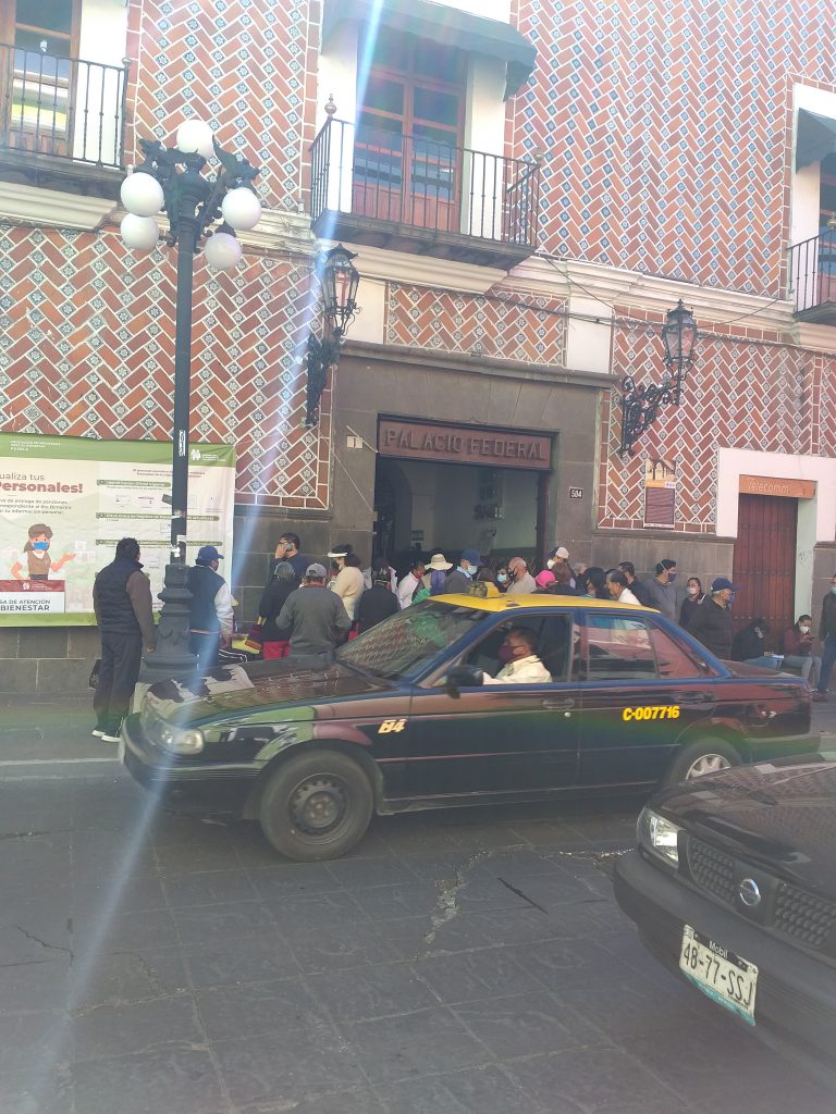Personas de la tercera edad atiborran el Palacio Federal en pleno Centro Histórico de Puebla capital