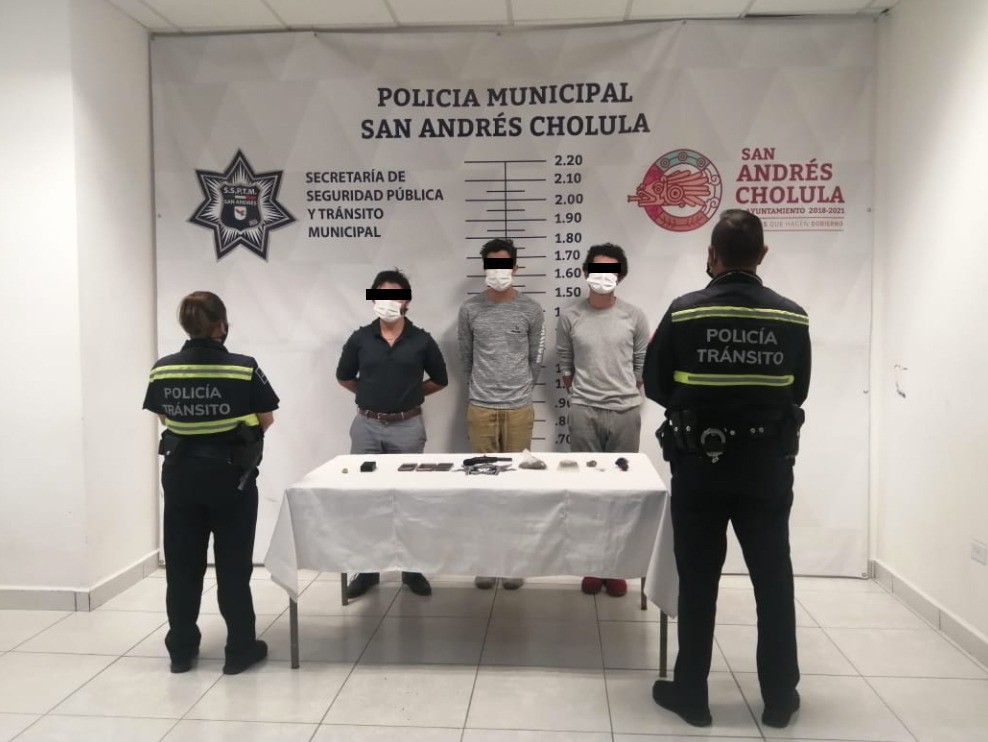 Policías de San Andrés Cholula detienen a 3 jóvenes por posesión de drogas
