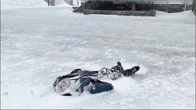 Indigentes congelados y desolación: las terribles imágenes de la peor lluvia de hielo en 30 años en Siberia