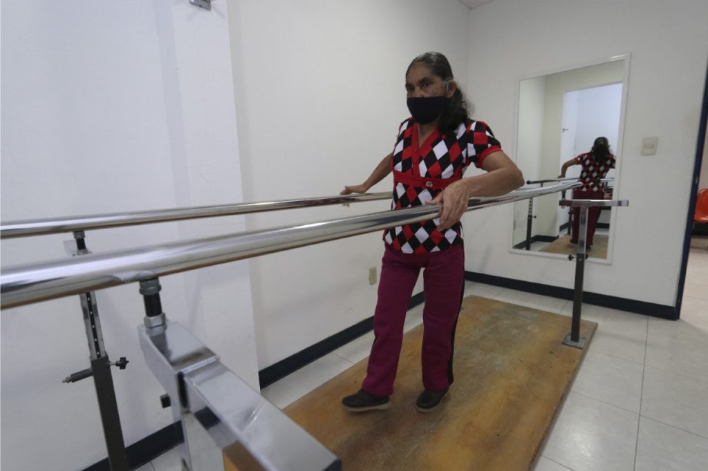 Beneficia SEDIF a persona de Tlacuilotepec con una prótesis