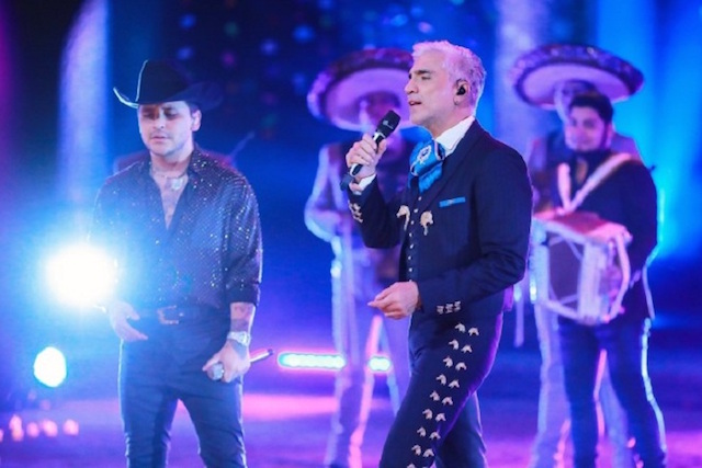 Alejandro Fernández dedica el Latin Grammy a los damnificados por los huracanes y los latinos en el mundo