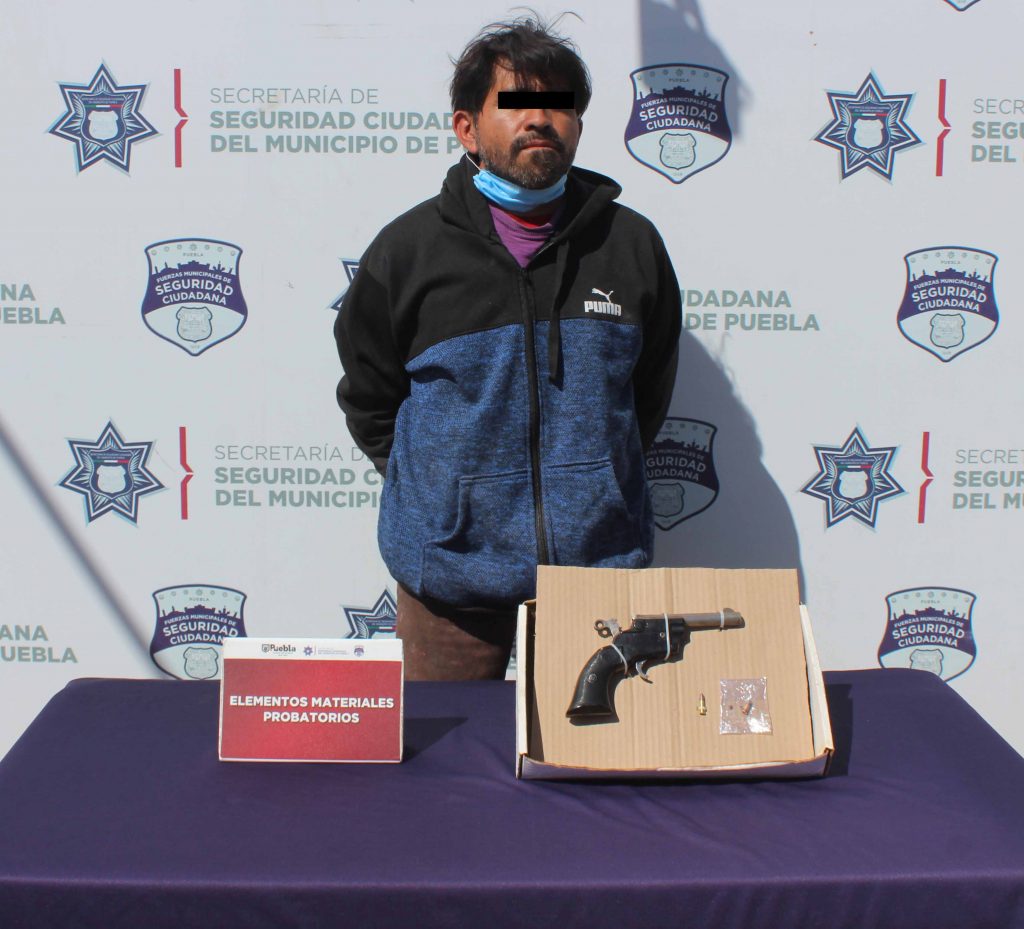 ¡Dos armas de fuego menos en calles de Puebla capital! Reportó Policía Municipal la detención de dos personas.