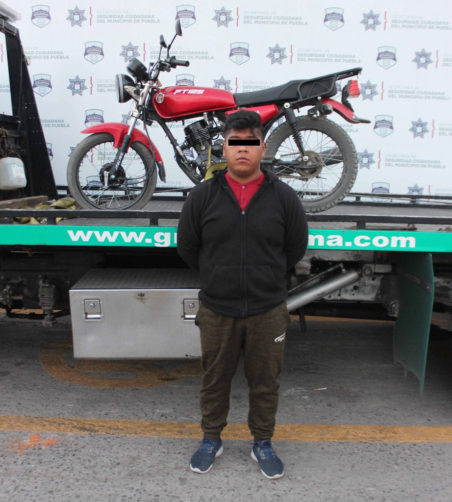 Detuvieron policías de tránsito municipal de Puebla a hombre por conducir una motocicleta robada.