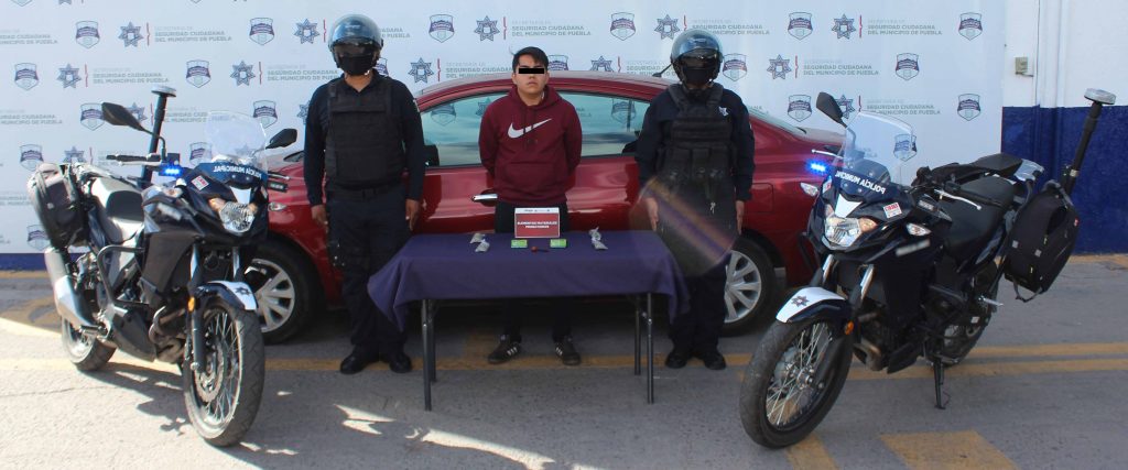 Detuvo Policía Municipal de Puebla a tres probables asaltantes de tienda Elektra.