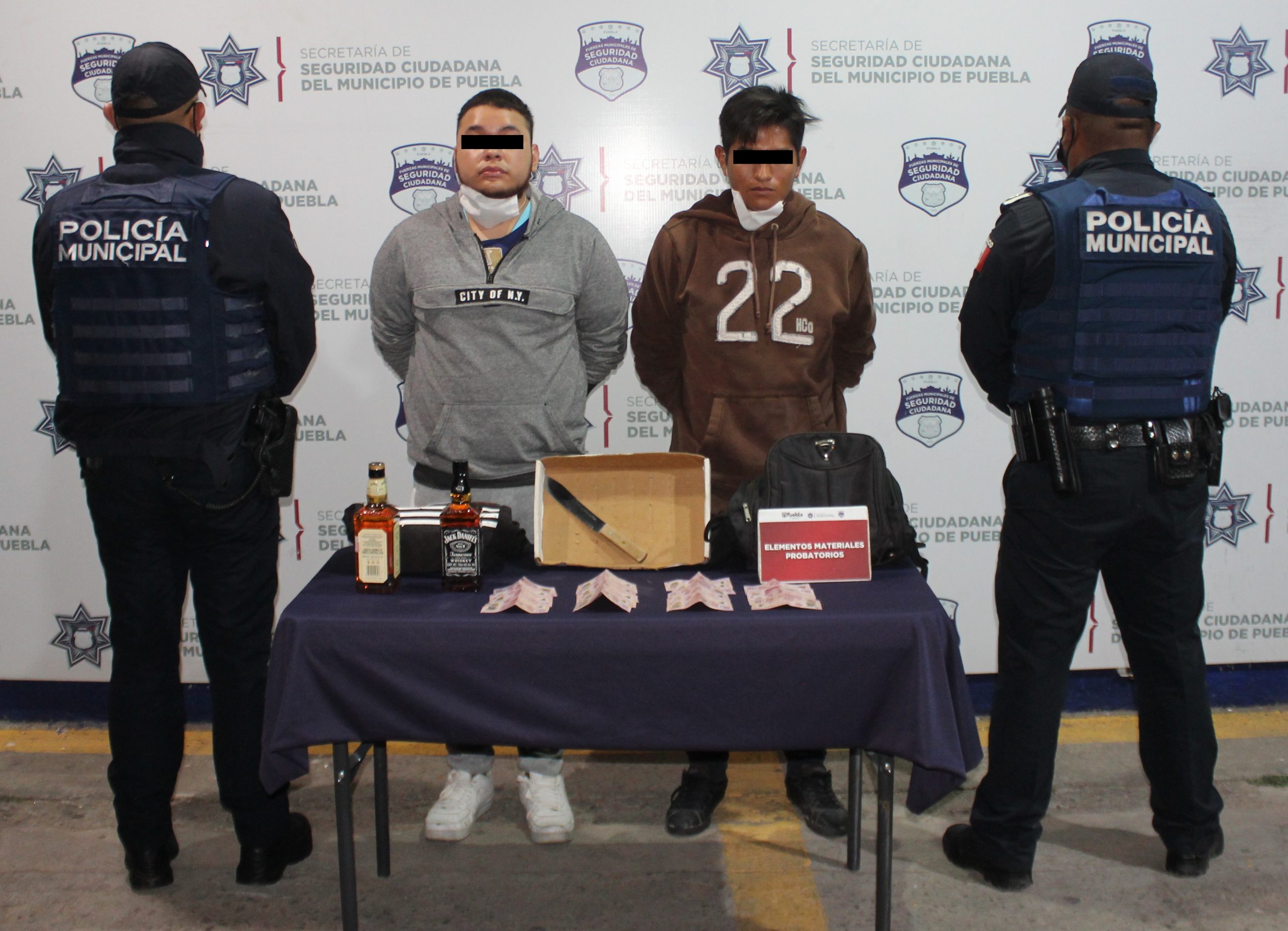 En combate al robo contra tiendas Oxxo, reportó Policía Municipal de Puebla detención de dos probables asaltantes