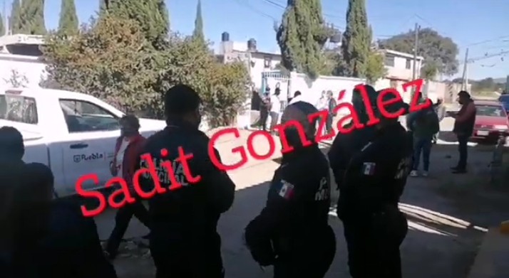 Video desde Puebla: ¡Devoción mortal la gente trata de meterse a fuerza en los cementerios!
