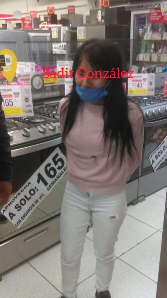 Pareja se roba pantalla de Elektra de la CAPU; taxista los entrega