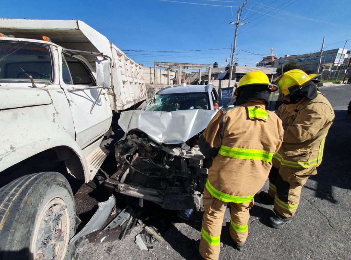 Tres lesionados en accidente automovilístico en Totimehuacán