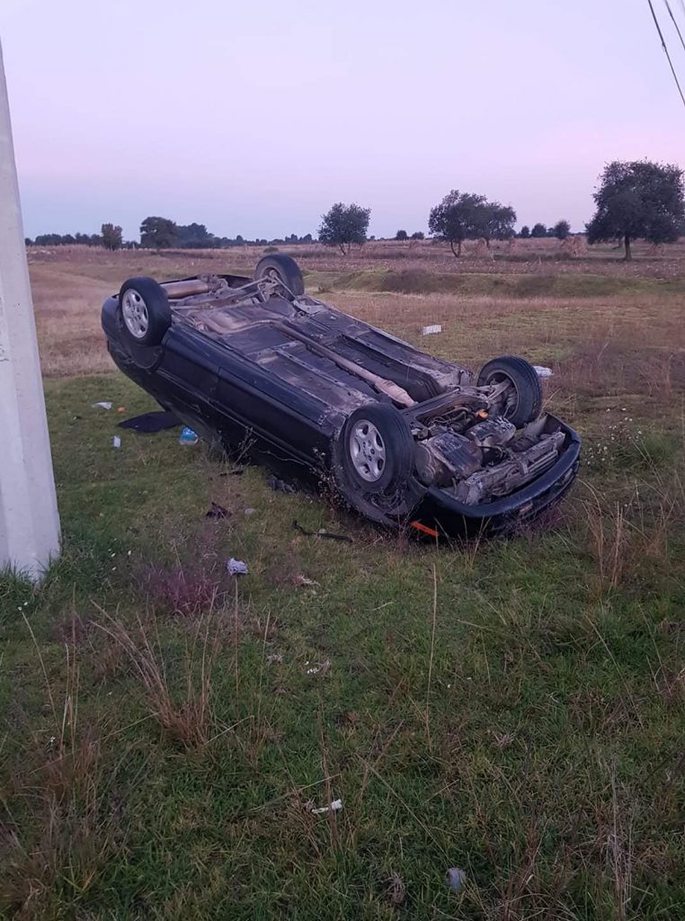 Llantas arriba, abandonan carro en San Miguel Espejo